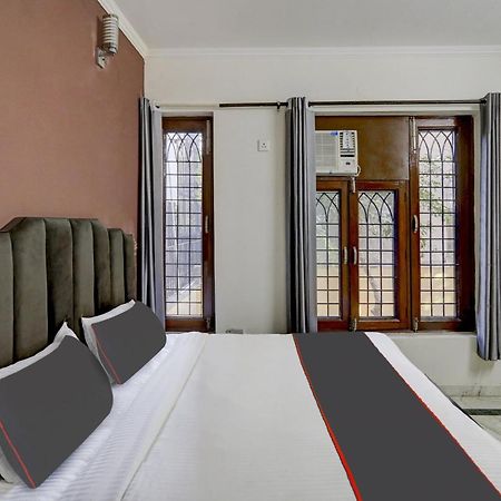 Capital O Uk House Residency Hotel Gurgaon Exterior photo