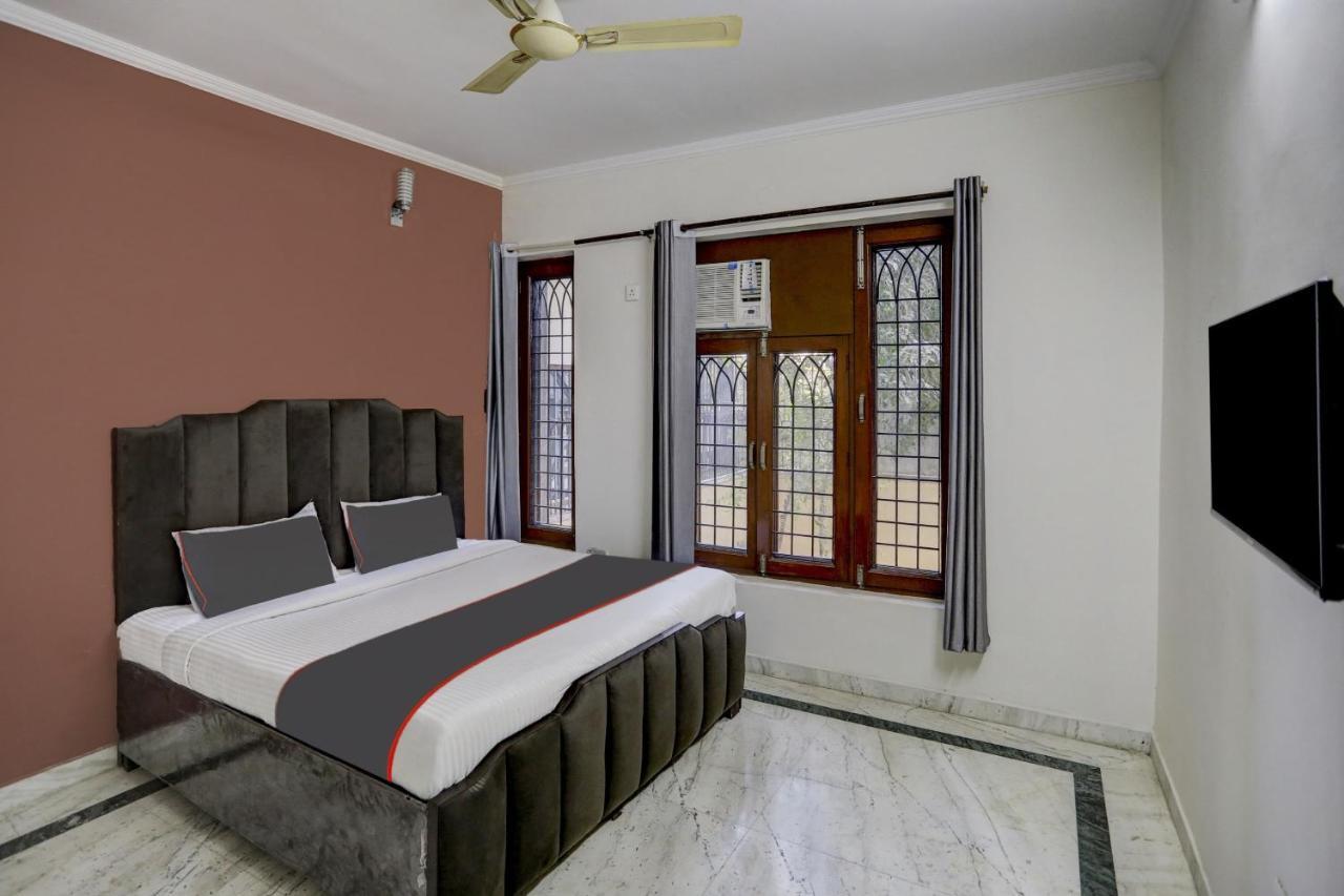 Capital O Uk House Residency Hotel Gurgaon Exterior photo