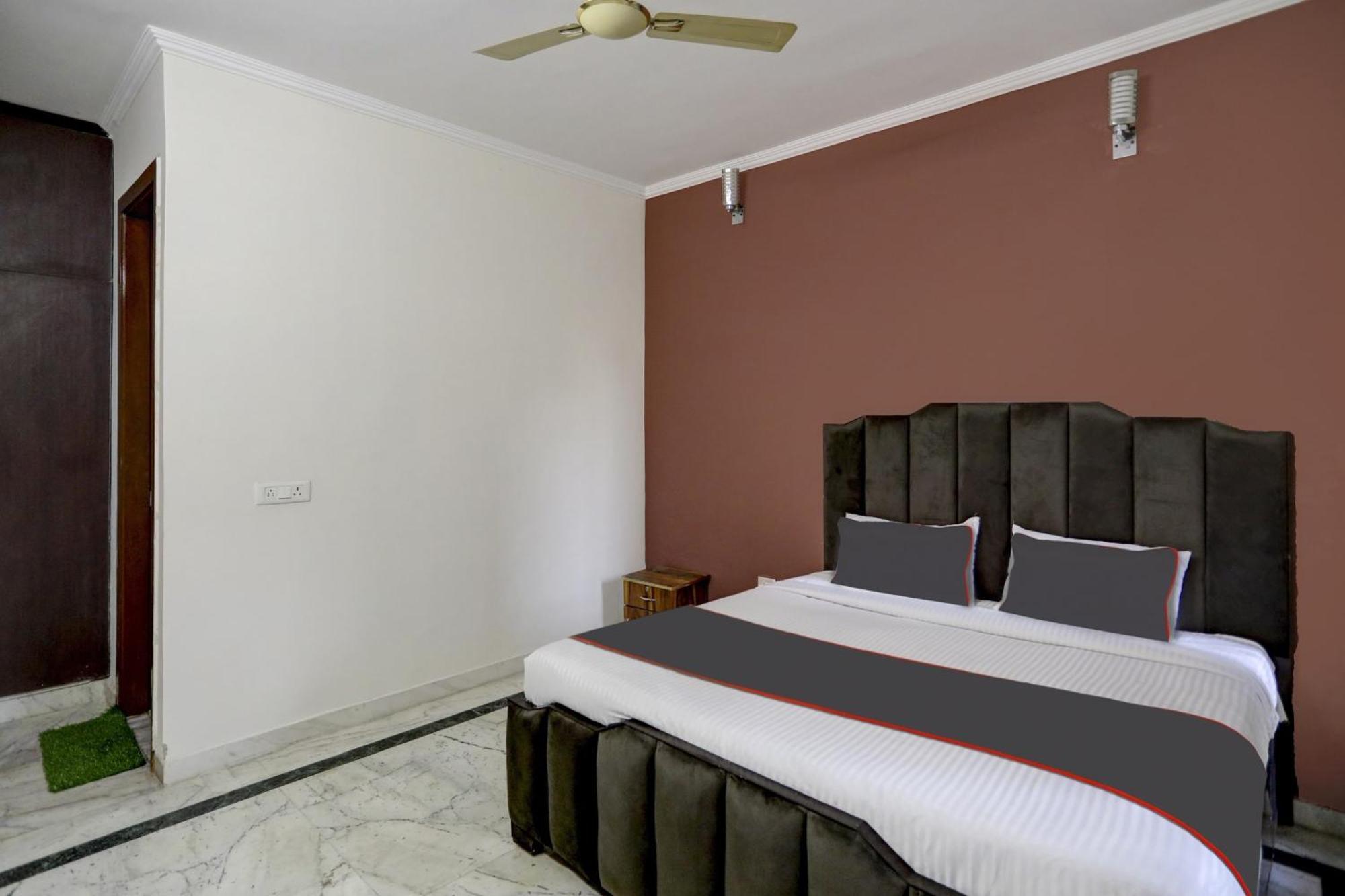 Capital O Uk House Residency Hotel Gurgaon Exterior photo
