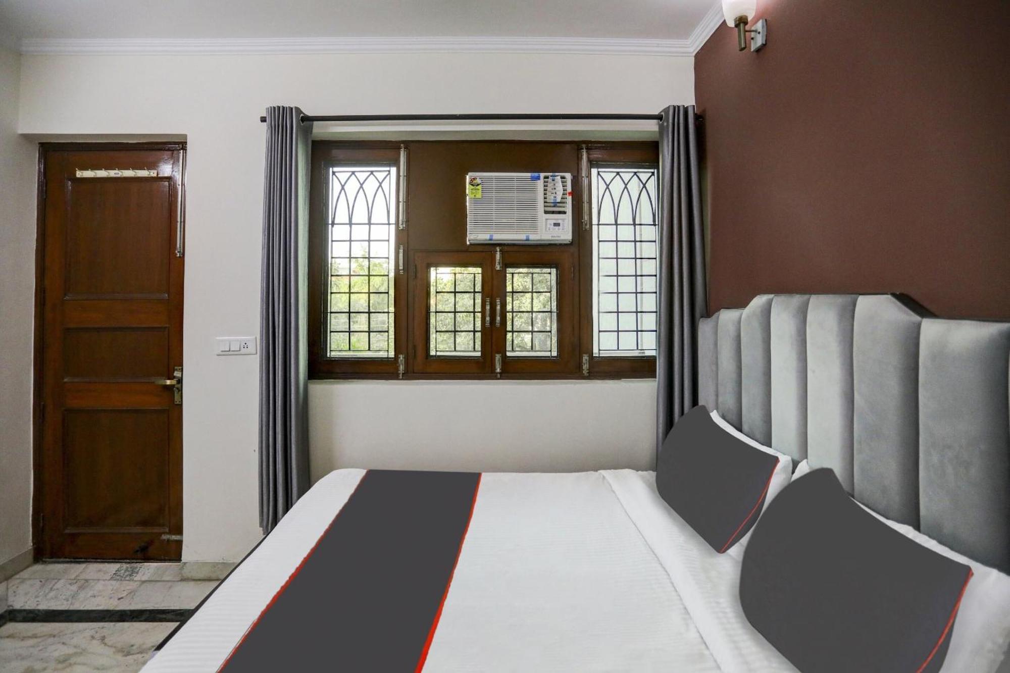Capital O Uk House Residency Hotel Gurgaon Exterior photo