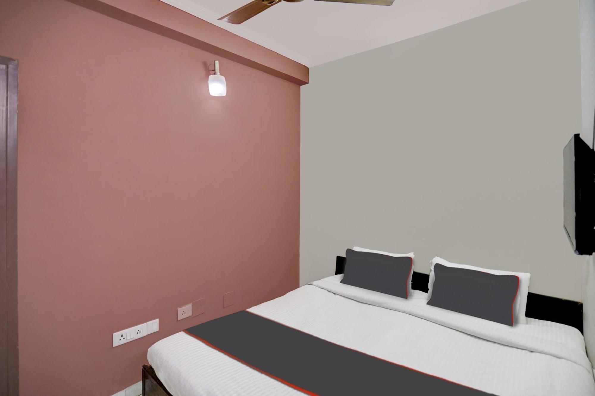 Capital O Uk House Residency Hotel Gurgaon Exterior photo